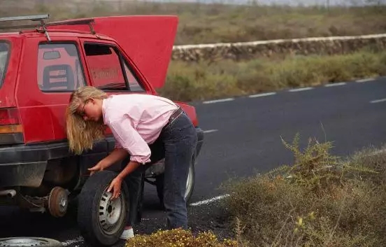汽車爆胎怎么辦？你應該知道的換胎知識！