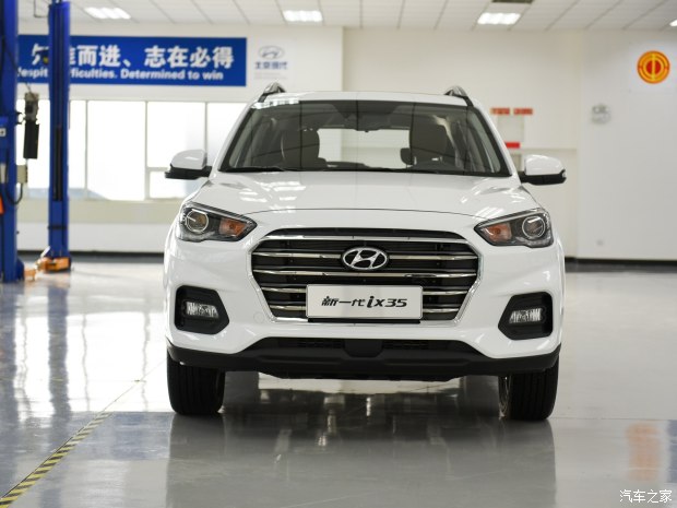 車尾部采用了分層式的設(shè)計，特別是碩大的裝飾板同樣營造出“硬派”的感覺，此外隱藏式的排氣管使尾部看起來很飽滿。