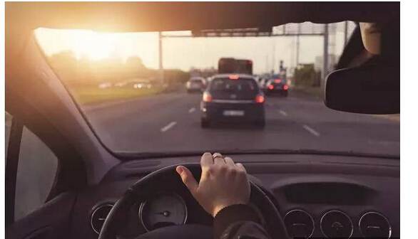 假如你開(kāi)車(chē)時(shí)爆胎了，你知道該怎么打方向盤(pán)嗎？多學(xué)點(diǎn) 沒(méi)壞處！