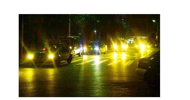 夜晚開(kāi)車(chē)，小心穿了隱身衣的黑衣女子，會(huì)吃人！