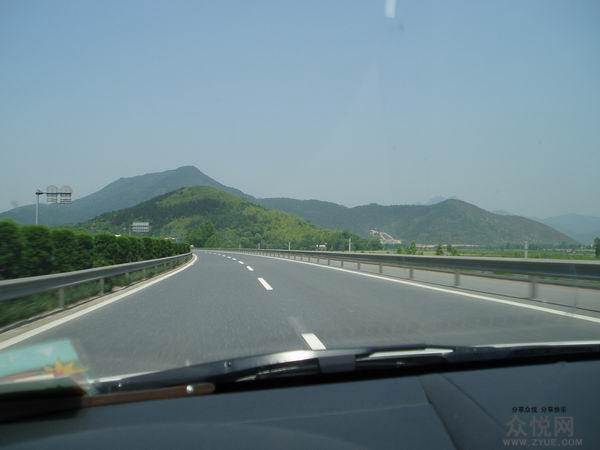 高速上前方出現(xiàn)一塊石頭，你會(huì)怎么做？