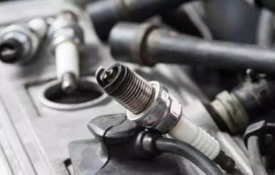 火花塞為什么一換就是4個(gè)？只換一個(gè)不行嗎