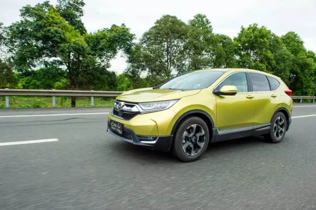 不是我追不上你，而是我們之間需要距離