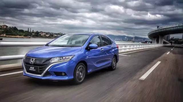 春光明媚，有輛競(jìng)?cè)穑℅IENIA）更能從容自在