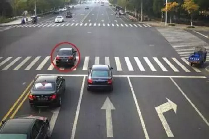 交警提醒：這五種闖紅燈不再扣分罰款，第三種還要表彰！